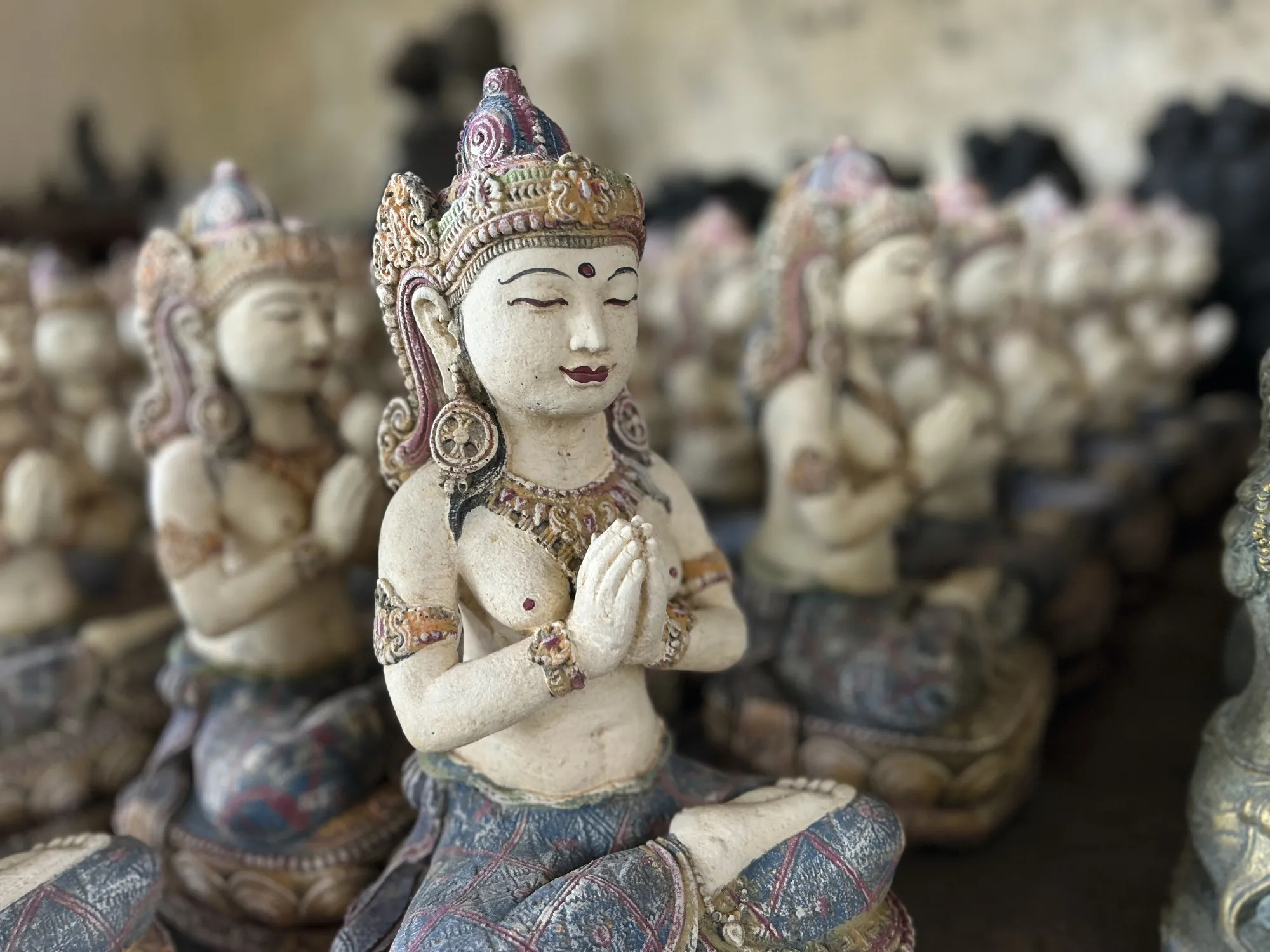 Skulptur 'Göttin Tara betend', multicolor, H 41 cm, B 21 cm, L 18 cm