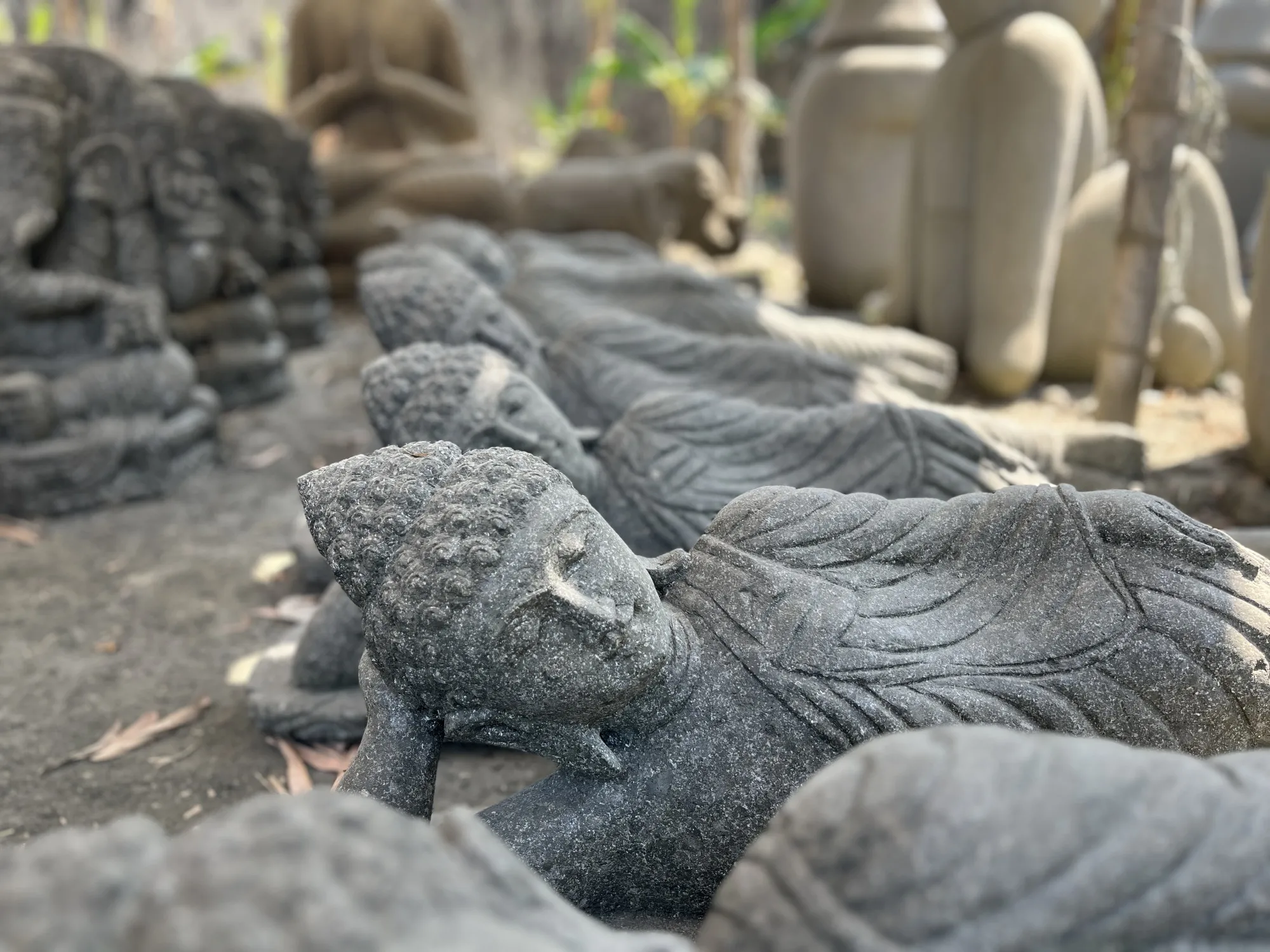 Stein-Skulptur 'Buddha liegend', B 100 cm, H 36 cm, T 18 cm