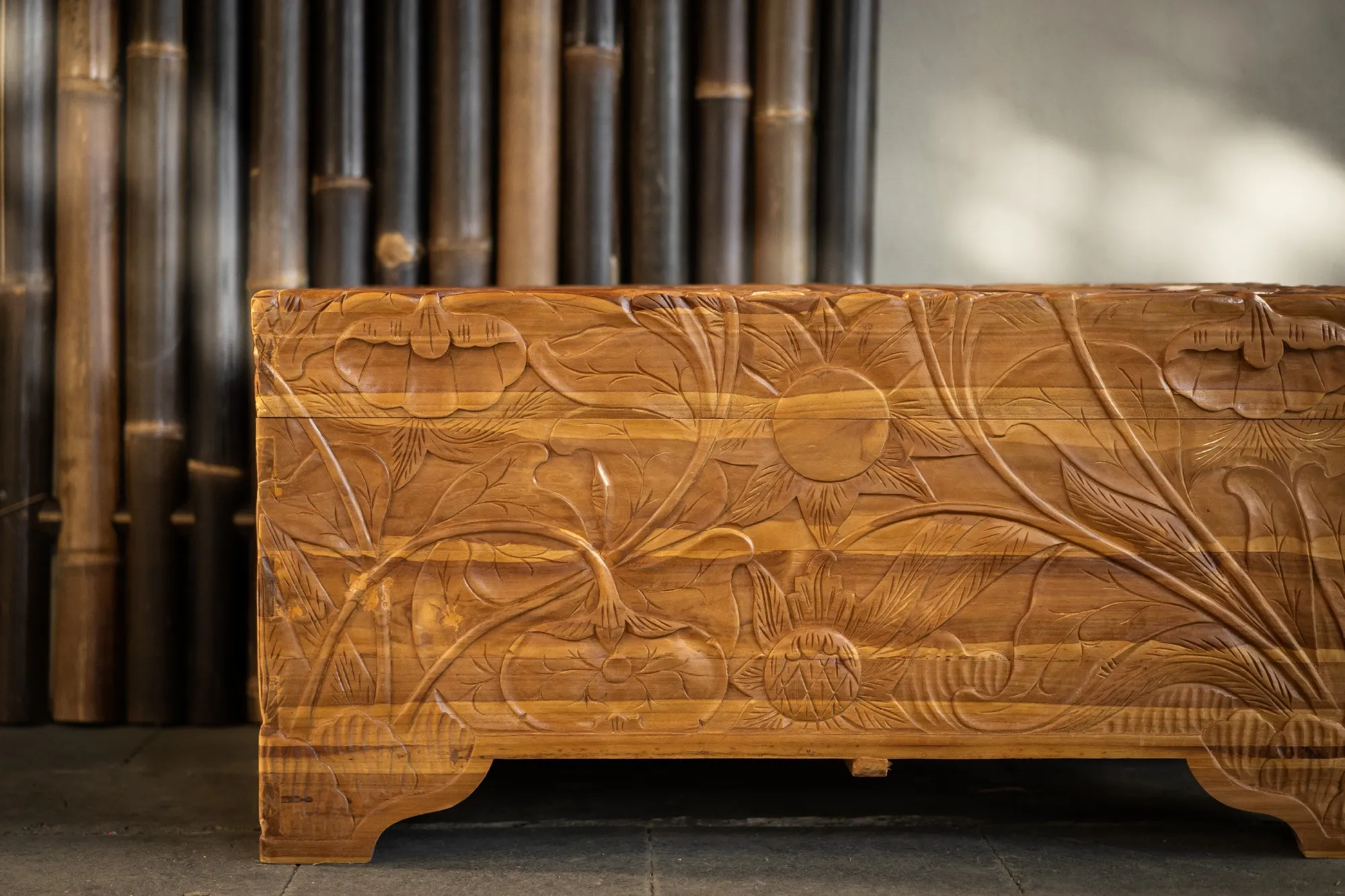Truhe 'See-Lilien' Schnitzerei, B 100 cm, H 49 cm, T 50 cm