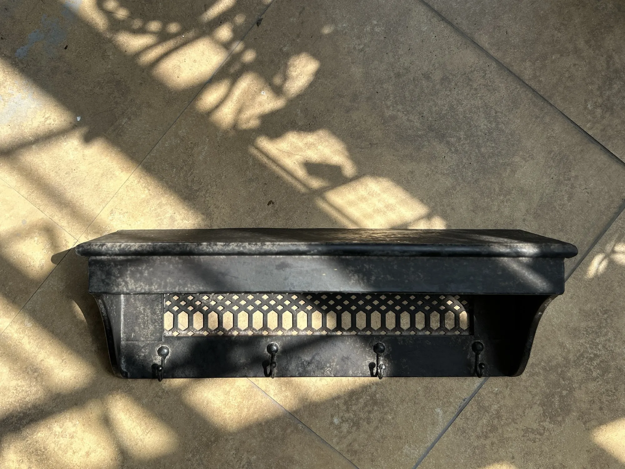 Wandregal 'Peka' mit Hakenleiste, aus Metall, B 50 cm, L 15 cm, H 18 cm