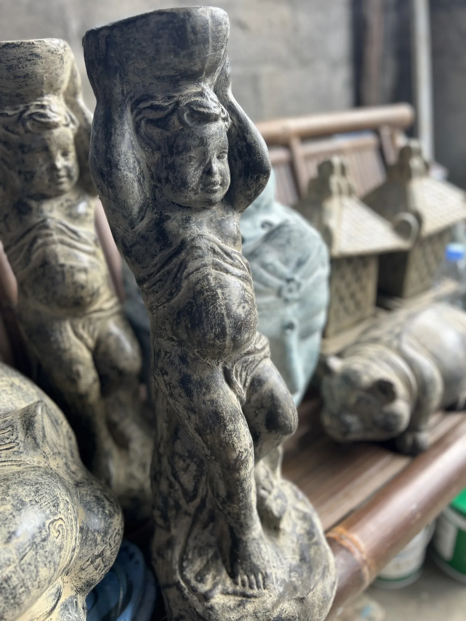 Terrakottaskulptur 'Banyu' Schalenträger, H 62 cm, B 21 cm, L 23 cm