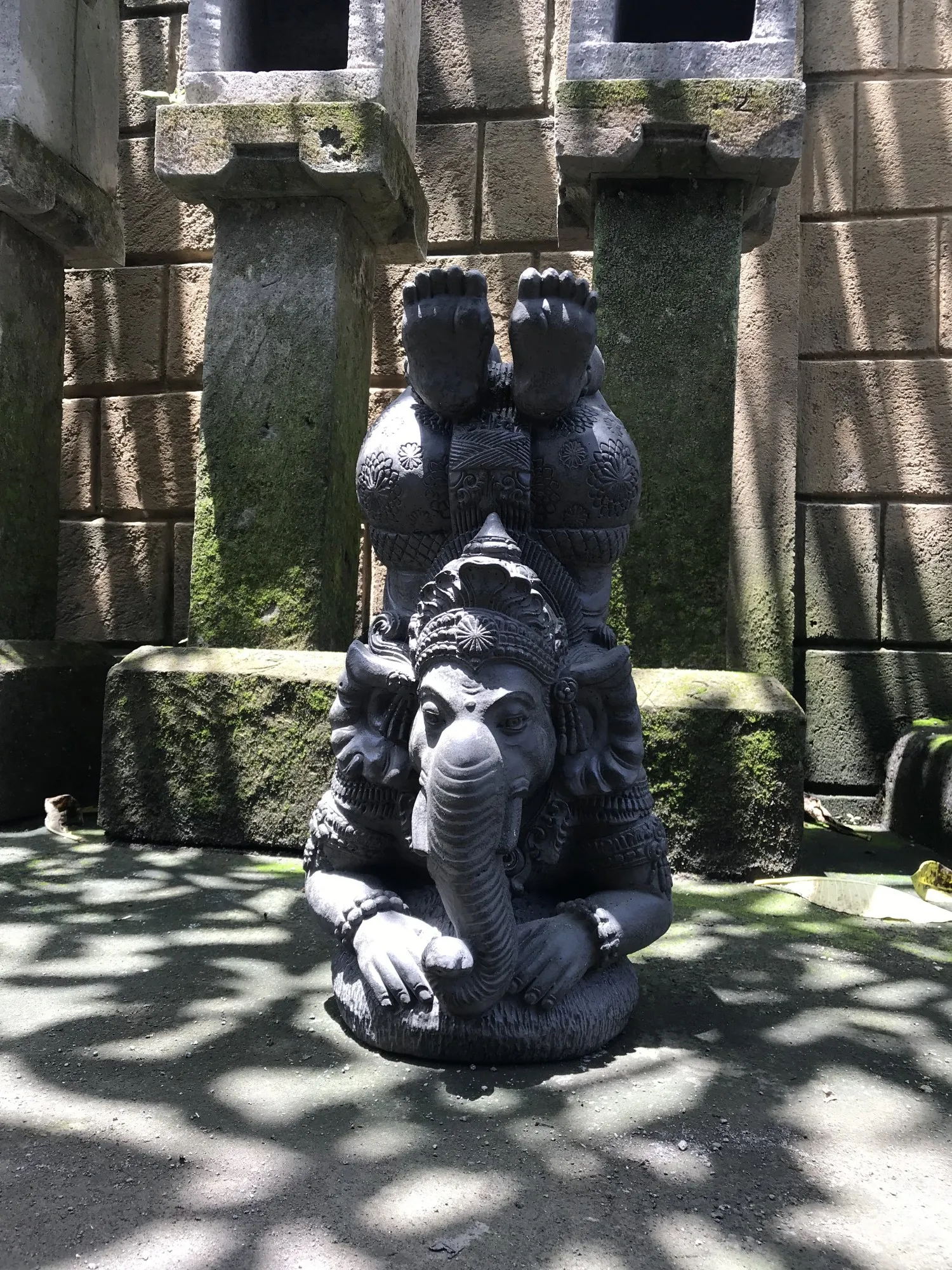 Skulptur 'Ganesha Handstand', aus Zement, H 59 cm, B 30 cm, L 30 cm