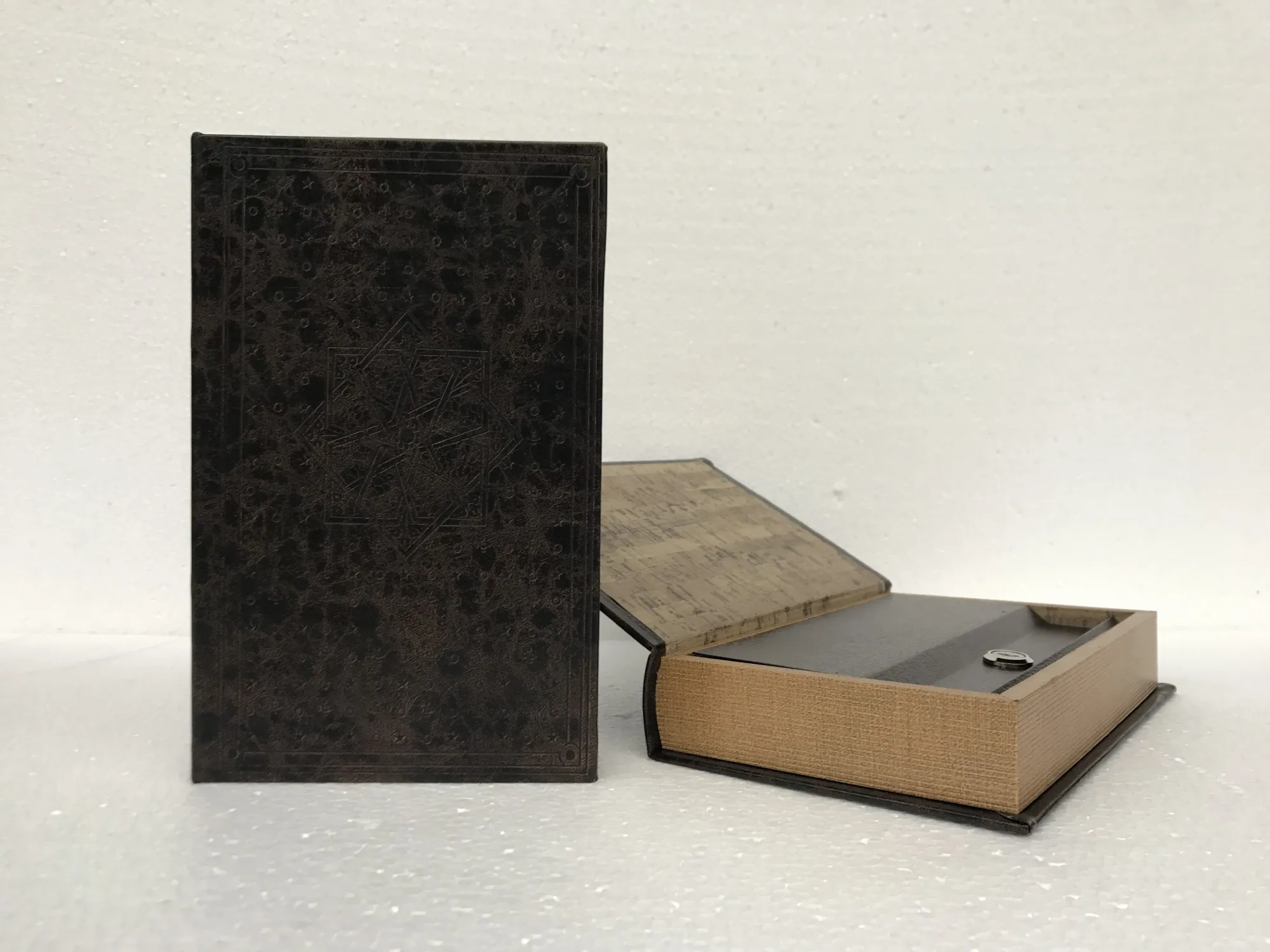 Buchhülle 'Sternornament' mit Schließfach, T 5 cm, B 17 cm, H 26 cm