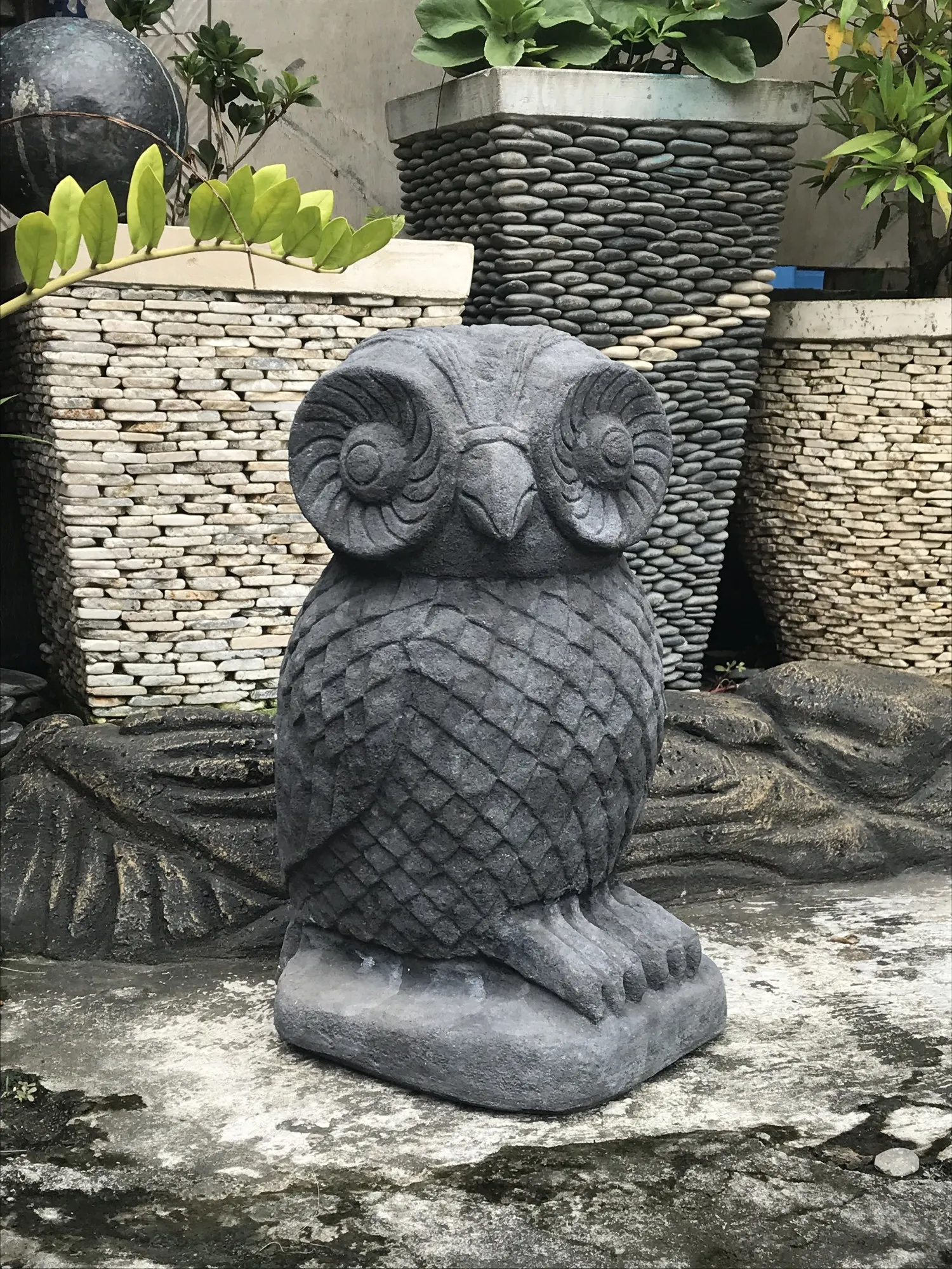 Zementfigur 'Eule', H 50 cm, B 25 cm, L 30 cm