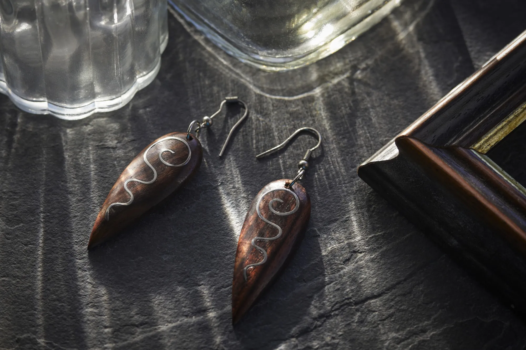 Ohrring 'Tropfen' braun, Hartholz mit Metalleinlage, H 5 cm, B 2 cm