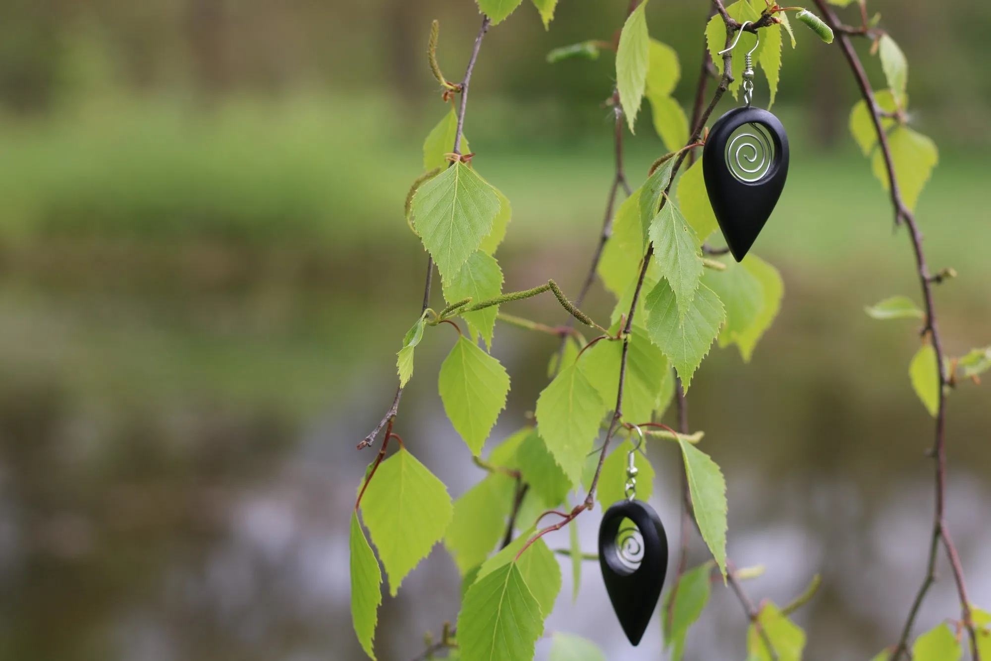 Ohrringe 'Tropfen' schwarz mit Spirale, Hartholz, H 4 cm, B 3 cm