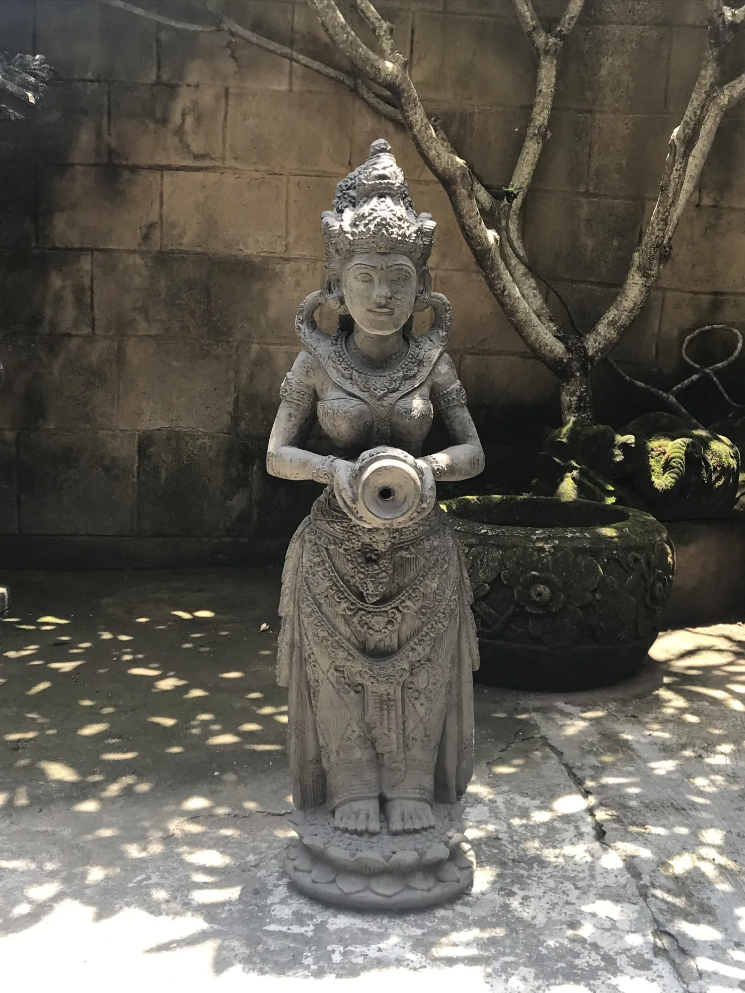 Brunnen 'Göttin Dewi Gangga', Zement, B 35 cm, L 30 cm, H 100 cm