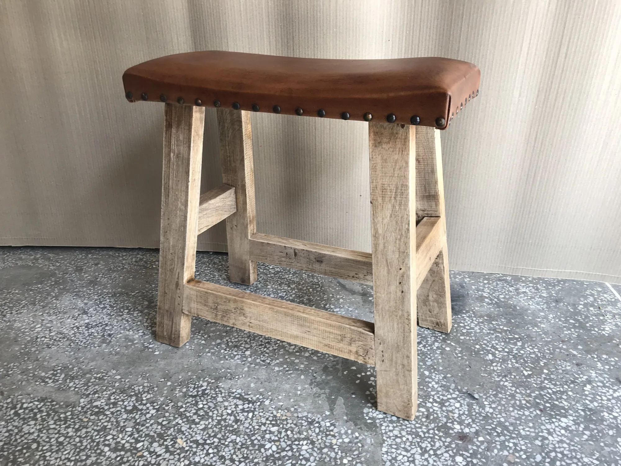 Hocker 'Fenna', Mangoholz und Leder, L 46 cm, B 26 cm, H 46 cm