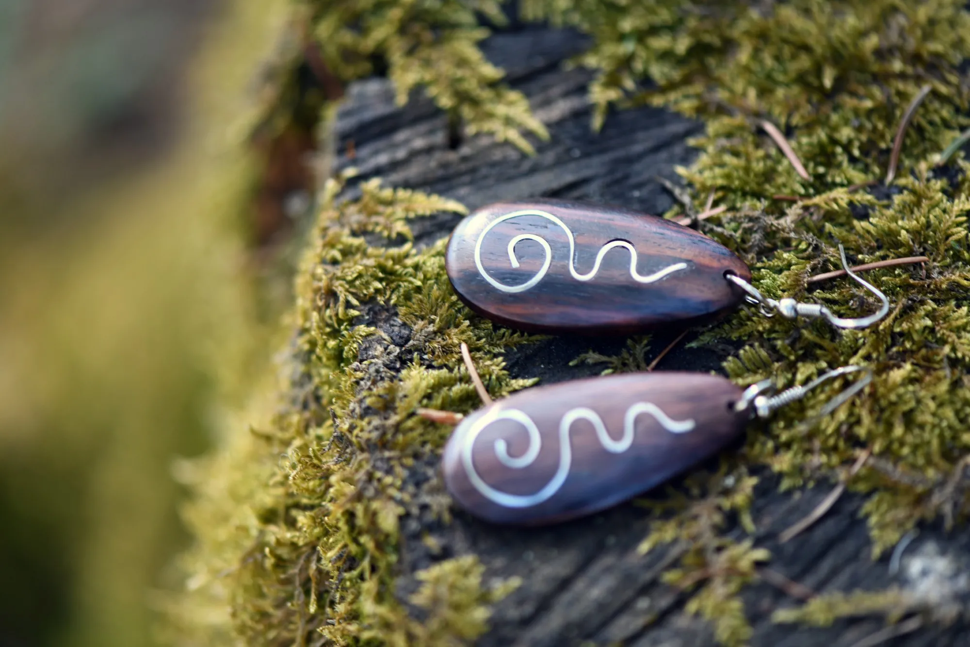 Ohrring 'Ellipse', Suarholz, B 2,5 cm, H 4 cm