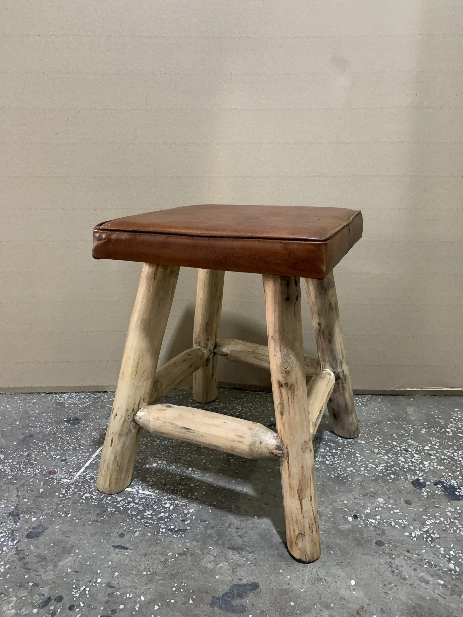 Hocker 'Fnatte', Holz und Leder, T 45 cm, B 45 cm, H 50 cm