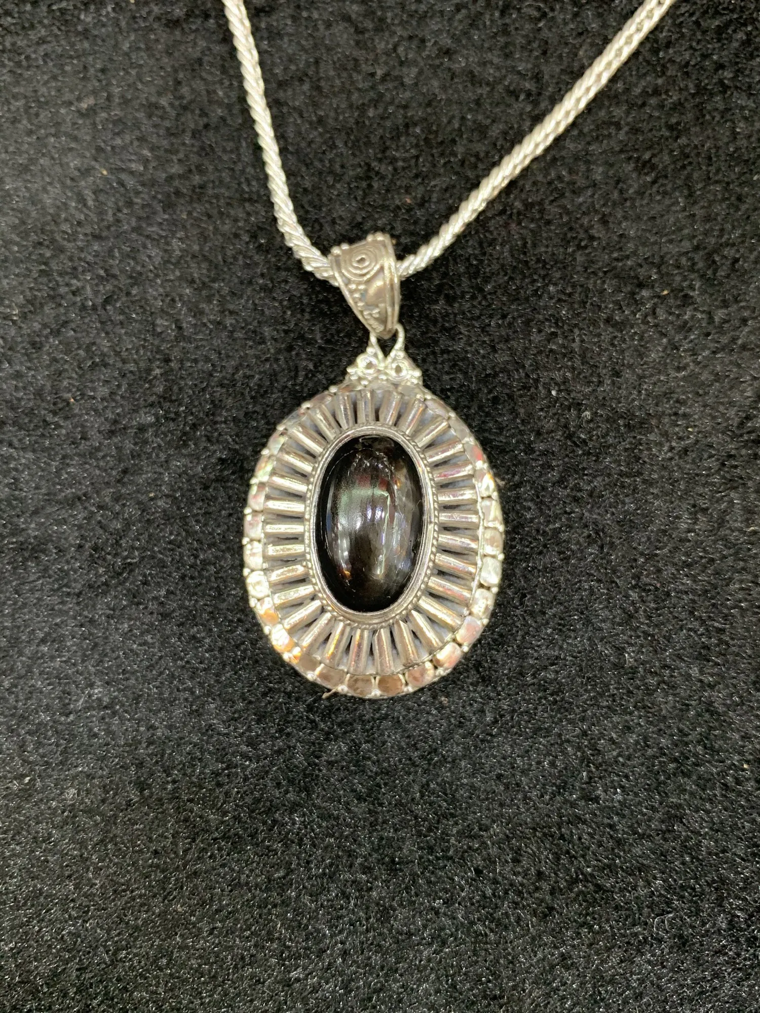 Medaillon 925 Silber mit 'Black Star', aufklappbar