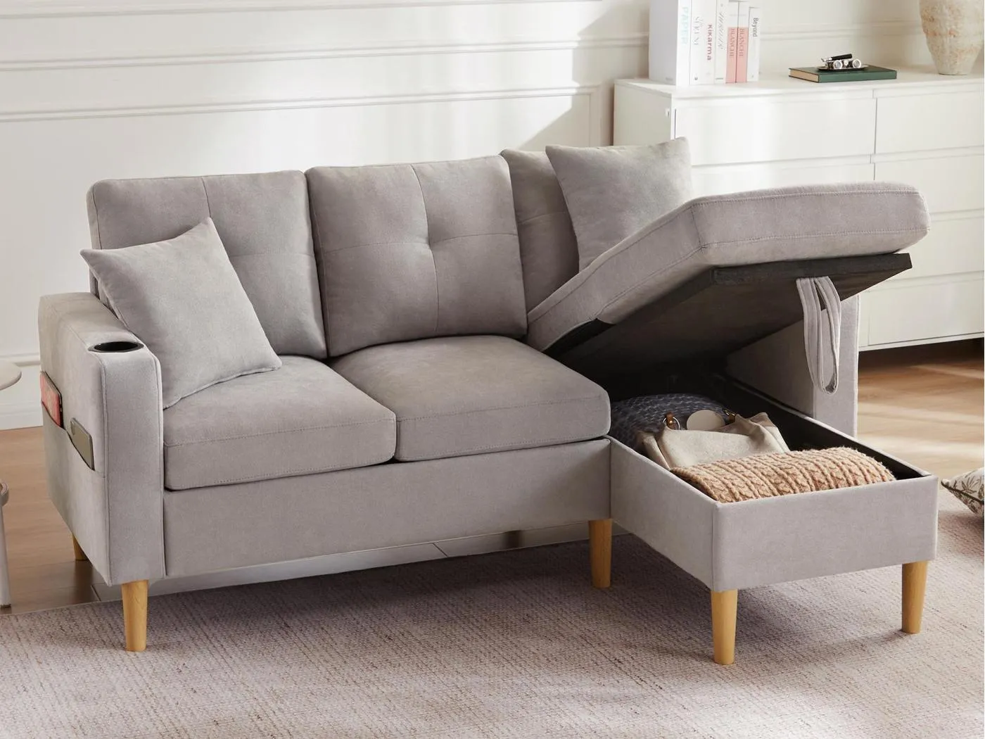 Moderner 3-Sitzer Ecksofa - mit 2 Becherhaltern - 2 Kissen - mit Stauraum - hellgrau