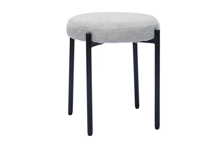 Hocker stapelbar im beigen Samtdesign mit schwarzem Metallfuß H41 cm KIKO