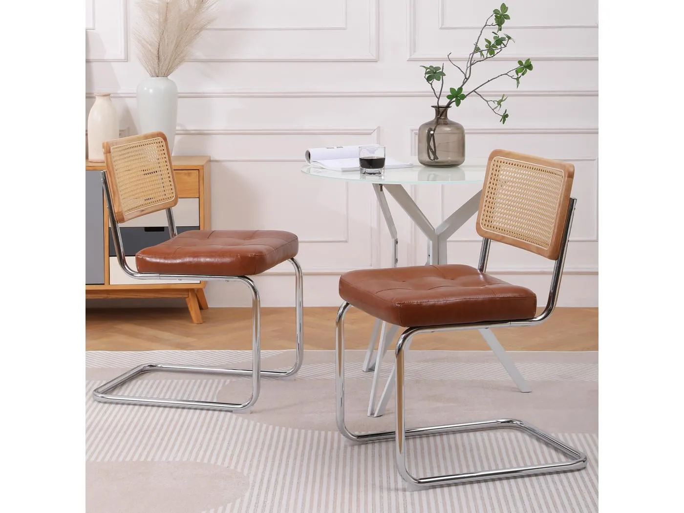 Set aus 2 Esszimmerstühlen aus Rattan, mit Kissen aus weichem Kunstleder, Rückenlehne aus Netzgewebe ohne Armlehnen, braun.