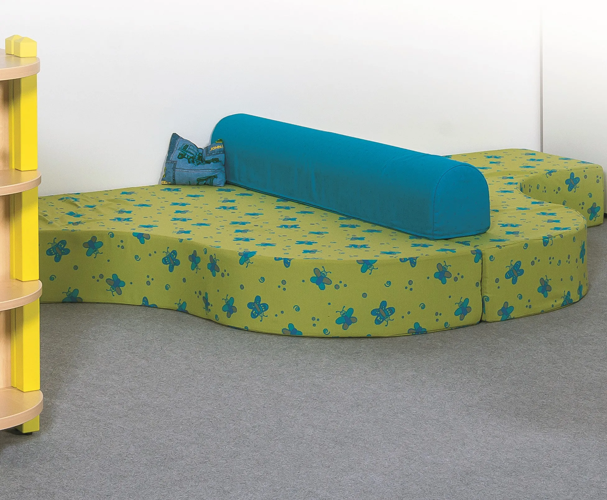 Bettsofa mit Schaumstoffkern und Kunstlederbezug