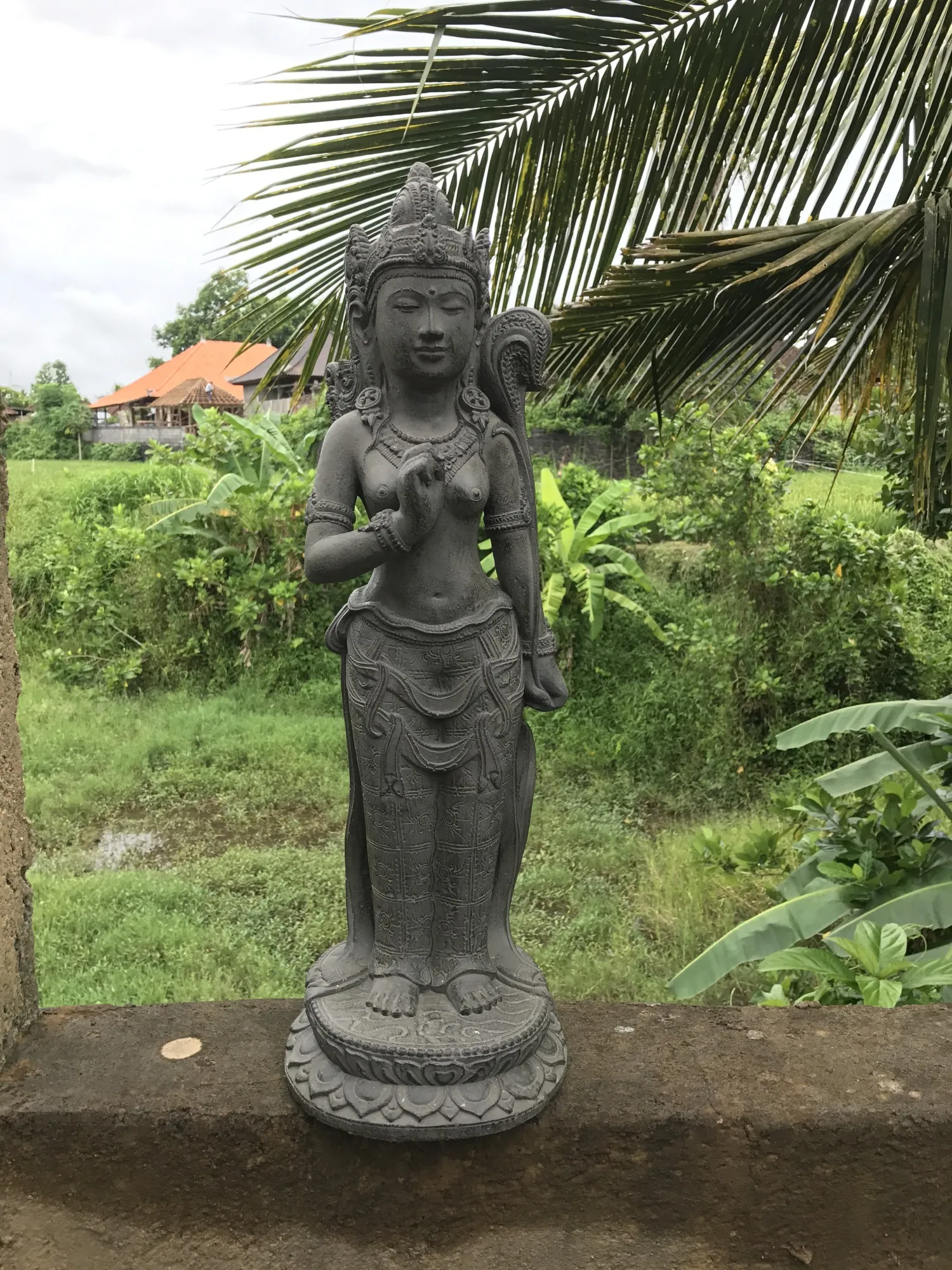 Skulptur 'Göttin Sri' stehend, Zement, H 65 cm, Ø 20 cm