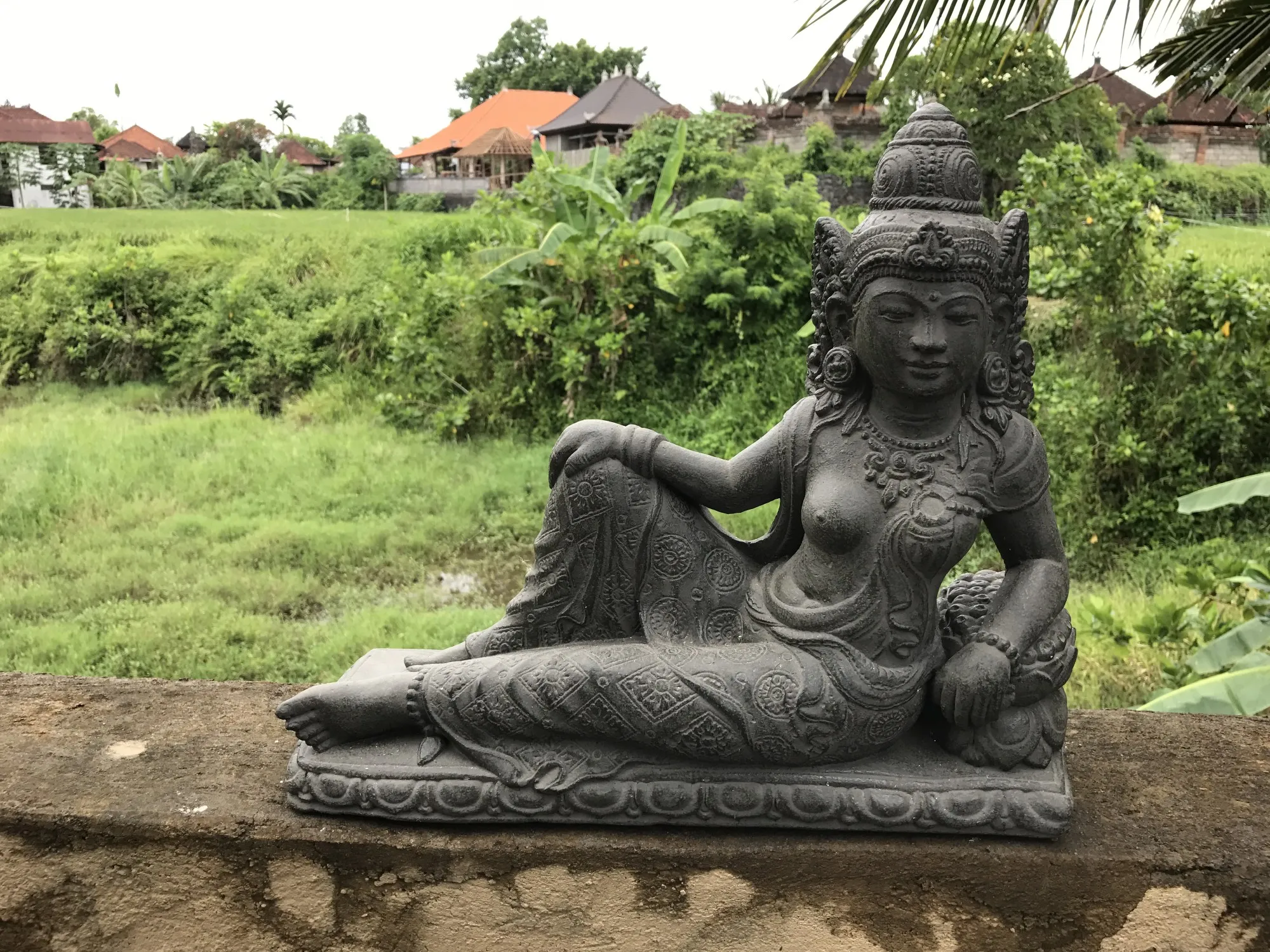 Skulptur 'Göttin Tara' liegend, Zement, B 43 cm, H 37 cm, L 15 cm